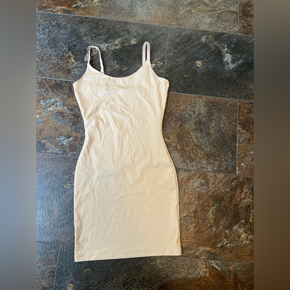 Spanx Socialight light compression slip in soft nude color. Size XL - Picture 3 of 12